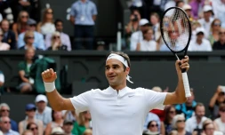 Le Suisse Roger Federer après sa victoire en finale de Wimbledon pour la 8e fois, un record, le 16 juillet 2017