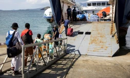 Des passagers embarquent à Dzaoudzi (Mayotte) en direction des Comores le 28 décembre 2024