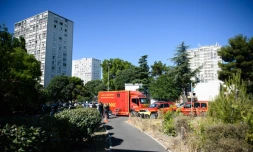 Les marins-pompiers de Marseille sur les lieux de l'incendie meurtrier d'un immeuble dans la cité phocéenne, le 17 juillet 2021
