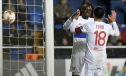 L'attaquant lyonnais Bertrand Traoré, buteur contre Villarreal, est félicité par Nabil Fekir, son passeur, à La Ceramica, le 22 février 2018