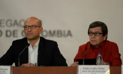 Le chef de la délégation du gouvernement Mauricio Rodriguez et le délégué de la guérilla de l'ELN Pablo Beltranlors de la lecture d'un communiqué le 10 octobre 2016 à Caracas