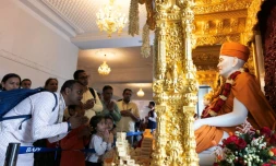 Des fidèles hindous prient durant l'inauguration d'un temple à Bussy-Saint-Georges, en Seine-et-Marne, le 6 septembre 2026