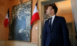 Le président Emmanuel Macron à côté du portrait du général de Gaulle, le 4 octobre 2018 à la mairie de Colombey-les-Deux-Eglises
