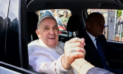 Le pape François à sa sortie de l'hôpital Gemelli de Rome, le 1er avril 2023