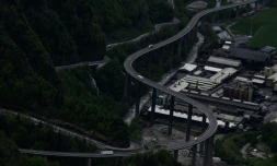Une route surélevée dans la vallée de l'Arve à Passy, le 24 avril 2025 en Haute-Savoie
