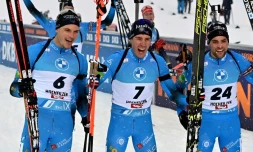 La joie des biathlÚtes français Quentin Fillon-Maillet (c), victorieux de la poursuite d'Hochfilzen (Autriche), devant ses coéquipiers Emilien Jacquelin (2e, g) et Simon Desthieux, le 11 décembre 2021