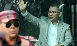 Tarique Rahman, président par intérim du Parti nationaliste du Bangladesh (BNP), salue ses partisans depuis un bus à son arrivée à Dacca, le 25 décembre 2025 au Bangladesh