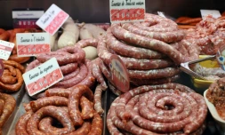 Différents types de saucisses  dans une boutique de Toulouse, le 27 décembre 2014