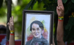 Un portrait d'Aung San Suu Kyi lors d'une manifestation contre le coup d'Etat militaire en Birmanie, le 24 février 2021 à Rangoun