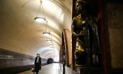 Une passagÚre masquée sur un quai du métro de Moscou le 12 mai 2020