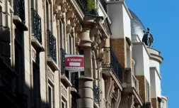 En plein essor depuis plusieurs annĂ©es, le marchĂ© français du logement ancien est tombĂ© Ă l'arrĂȘt avec la crise du coronavirus