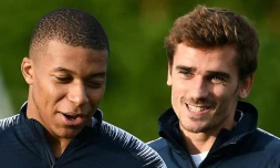 Les champions du monde Kylian Mbappé et Antoine Griezmann lors d'un entraßnement à Clairefontaine, le 13 octobre 2018