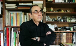 Le dessinateur Gotlib pose dans son bureau, le 4 mai 2005 au Vésinet