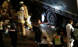 Des enquêteurs autour du camion utilisé pour l'attentat sur le marché de Noël, le 20 décembre 2016 à Berlin