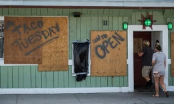 Certains restaurants de Wrightsville Beach (Caroline du Nord) restent ouverts le 11 septembre 2018, mais prêts avant l'ouragan Florence 