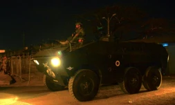 Un blindé de l'armée sort de la prison de Guayas 1 à Guayaquil, en Equateur, pendant une opération à la suite du meurtre de six détenus, le 6 octobre 2023