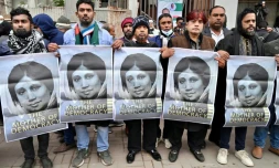 Des partisans de l'ancienne Première ministre du Bangladesh Khaleda Zia brandissent des portraits de la dirigeante décédée, le 30 décembre 2025 à Dacca