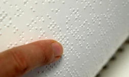 Un roman transcrit en braille pour des malvoyants, le 13 septembre 2016, à Toulouse, en France