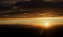 Le mont Blanc apparaît au-dessus des nuages au lever du soleil le 13 octobre 2026
