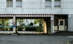 Un bĂątiment du quartier de la Monnaie oĂč un adolescent de 15 ans a Ă©tĂ© poignardĂ©, le 10 avril 2024 Ă Romans-sur-IsĂšre, dans la DrĂŽme