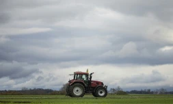 Un agriculteur opposé à l'accord UE-Mercosur conduit son tracteur à Arras, dans le nord de la France, le 19 novembre 2025
