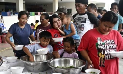 Des déplacés dans un centre de refuge à Surin, en Thaïlande, à 50 km de la frontière avec le Cambodge, le 28 juillet 2025
