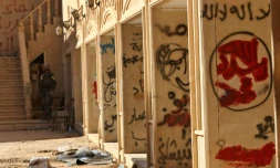 Les murs de la cour du monastère syriaque catholique de Mar Behnam couverts de graffitis laissés par les jihadistes de l'EI, le 22 novembre 2016 à Khidr Ilyas, en Irak
