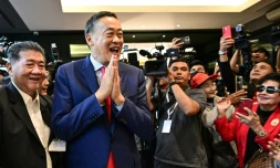 Srettha Thavisin (c), nouveau Premier ministre de Thaïlande, salue ses partisans au siÚge du parti Pheu Thai, le 22 août 2023 à Bangkok