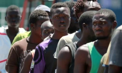 Des migrants arrivent dans le port de Salerne après avoir été secourus en Méditerranée, le 29 juin 2017 en Italie