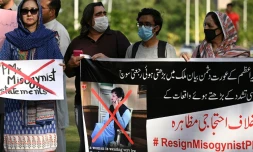 Des femmes manifestent à Islamabad le 23 juin 2021 pour demander des excuses au Premier ministre pakistanais Imran Khan après qu'il eut affirmé que les victimes de viols étaient "très peu vêtues"
