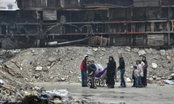 Des syriens quittent le quartier Bustan al-Qasr d'Alep, le 13 décembre 2016