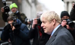 Le Premier ministre britannique Boris Johnson arrive au 10 Downing Street à Londres le 8 décembre 2020