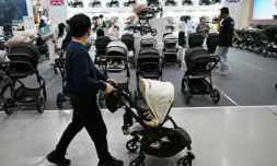 Un homme avec sa poussette dans une allée d'un salon de l'enfant, le 30 avril 2026 à Séoul 