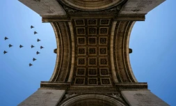 Des avions de chasse Rafale survolent l'Arc de Triomphe lors d'une rĂ©pĂ©tition, en amont du dĂ©filĂ© du 14 juillet sur les Champs-ĂlysĂ©es Ă Paris, le 9 juillet 2026