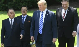 Le président américain Donald Trump (c), accompagné du secrétaire d'Etat Mike Pompeo (d) reçoit Kim Yong Chol, bras droit du leader nord-coréen Kim Jong Un, le 1er juin 2018 à la Maison Blanche, à Washington