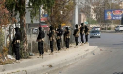 Des forces gouvernementales syriennes en faction sur la route menant à l'aéroport, à Jaramana, prÚs de Damas, le 29 avril 2025