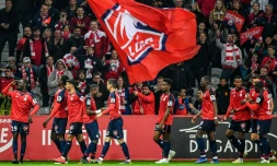 L'attaquant de Lille Nicolas Pépé (g) buteur lors de la victoire 5-0 sur Nßmes à Villeneuve d'Ascq le 28 avril 2019