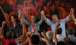 Les ex-présidents brésiliens Luis Inacio Lula da Silva (à droite) et Dilma Rousseff (à gauche) et la senatrice Gleisi Hoffman (au centre) pendant un meeting du Parti des travailleurs pour lancer la candidature de Lula, le 25 janvier 2018 à Sao Paulo