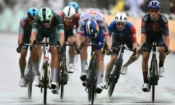 L'Italien Jonathan Milan (D) s'impose devant le Belge Jordi Meeus (C) au sprint lors de la 17e étape du Tour de France à Valence, le 23 juillet 2025