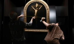 Un "Christ en croix" de Rembrandt photographié le 24 mai 2022, peint en 1631, a retrouvé sa place dans le village du Mas d'Agennais à qui il appartient. 