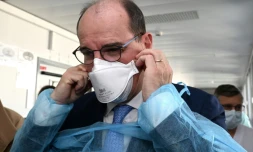 Le Premier ministre Jean Castex visite l'unité de soins intensifs de l'hôpital de Montpellier le 5 novembre 2021 