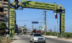 Une voiture chargée de valises quitte la ville de Tyr après un ordre d'ordre d'évacuation lancé par Israël, le 9 juin 2026 dans le sud du Liban