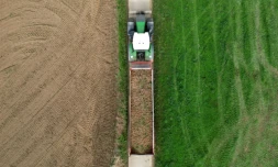 Vue aérienne d'une remorque remplie de pommes de terre près de Geer, dans l'est de la Belgique, le 26 septembre 2025