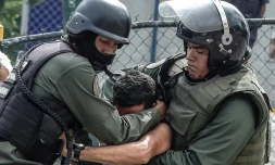 Arrestation par la police d'un manifestation anti gouvernement à Caracas au Venezuela, le 27 juillet 2017
An anti-government activist is arrested by members of the National Guard during clashes in Caracas on July 27, 2017 on the second day of a 48-hour general strike called by the opposition.Venezuela's opposition called for a nationwide protest on Friday in outright defiance of a new government ban on demonstrations ahead of a controversial weekend election. "The regime declared we can't demonstrate... We will respond with the TAKING OF VENEZUELA tomorrow," the opposition coalition, the Democratic Unity Roundtable, said Thursday on its Twitter account.