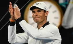Rafael Nadal applaudit les spectateurs après sa victoire face au Canadien Milos Raonic en quarts de finale de l'Open d'Australie, le 25 janvier 2017 à Melbourne