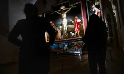 Des visiteurs admirent le retable d'Issenheim lors d'une visite du musée Unterlinden à la lampe torche, le 23 janvier 2024 à Colmar, dans le Haut-Rhin