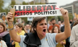 "Libérez les prisonniers politiques", peut-on lire sur cette bannière au cours d'une manifestation à Barcelone, le 14 octobre 2019.