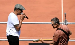 Yannick Noah accompagné par Mats Wilander à la guitare, lors d'un concert pour les 40 ans de la victoire du Français à Roland-Garros
