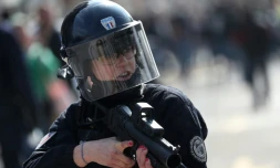 Un policier porte un LBD 40 lors d'une manifestation des "gilets jaunes" à Paris le 6 avril 2019