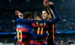 Lionel Messi, Neymar et Luis Suarez se congratulent aprĂšs un but contre Arsenal, le 16 mars 2016 au Camp Nou
